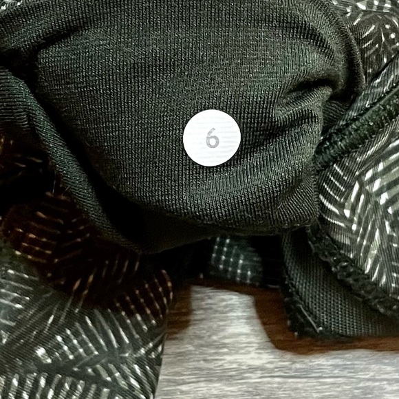 Women’s size 6. Lululemon athletic crops. Euc - Picture 5 of 5